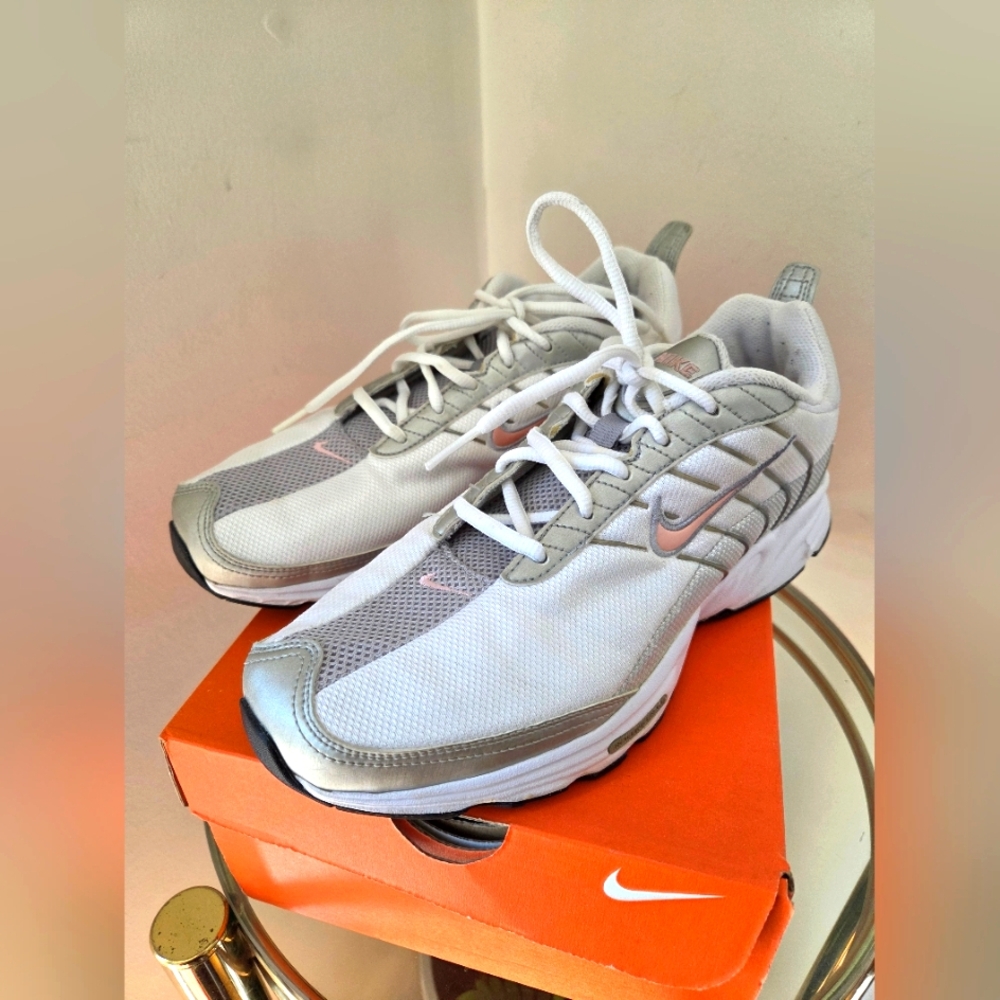 NIKE Womens Rolling Rail White Running Shoes Sneakers Womens Size 8.5M VGUC